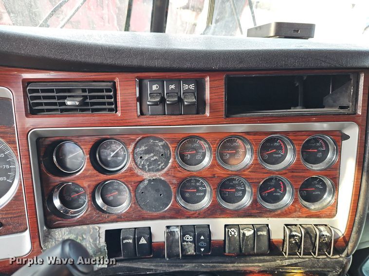 image for item DP2411 2007 Kenworth T600  semi truck