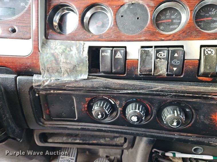 image for item DP2411 2007 Kenworth T600  semi truck