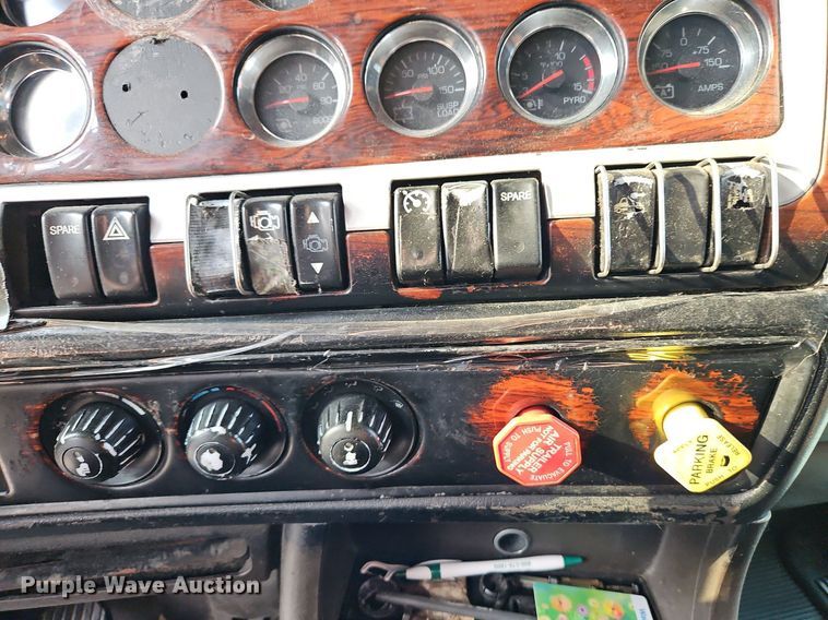 image for item DP2411 2007 Kenworth T600  semi truck