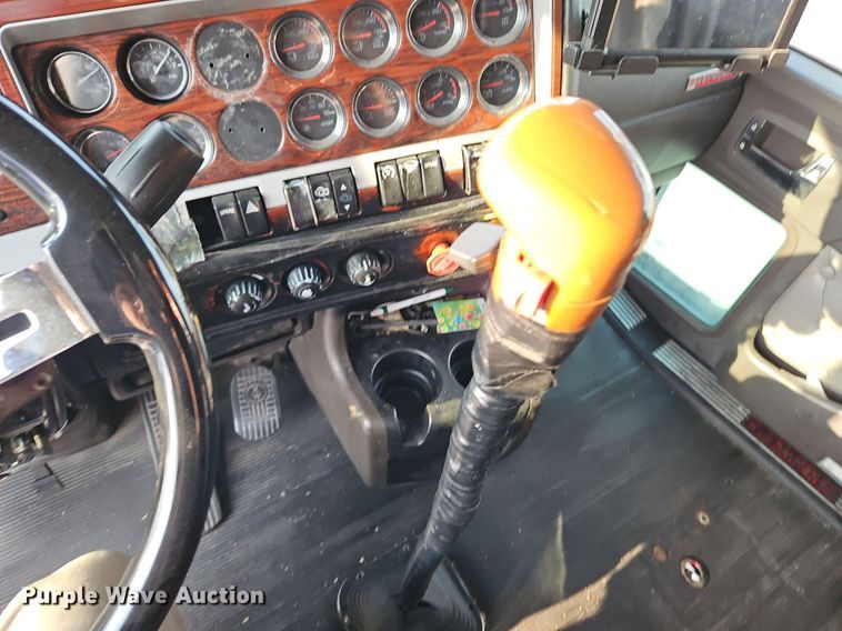 image for item DP2411 2007 Kenworth T600  semi truck