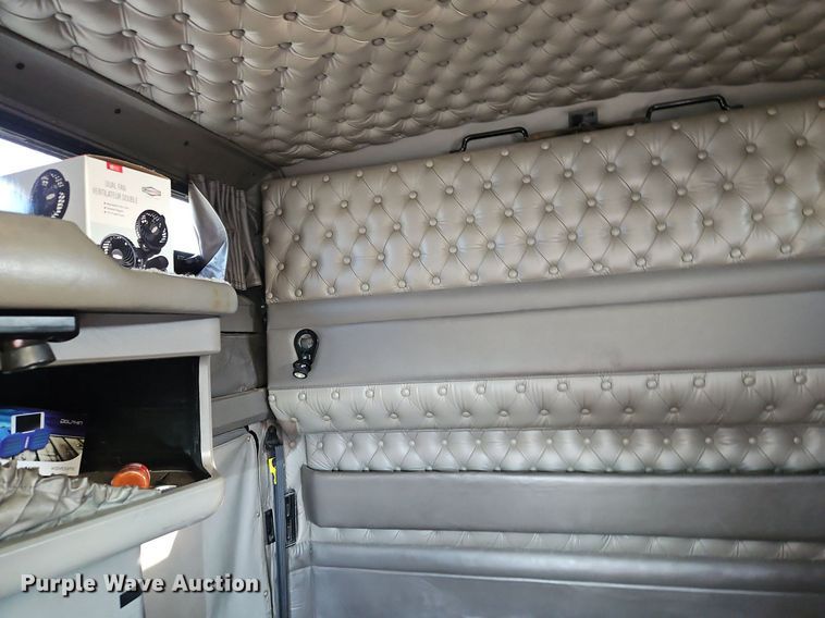 image for item DP2411 2007 Kenworth T600  semi truck