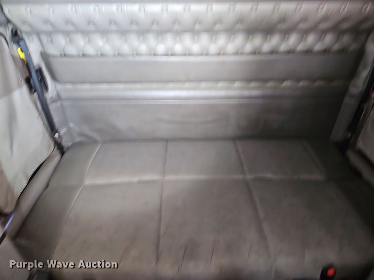 image for item DP2411 2007 Kenworth T600  semi truck