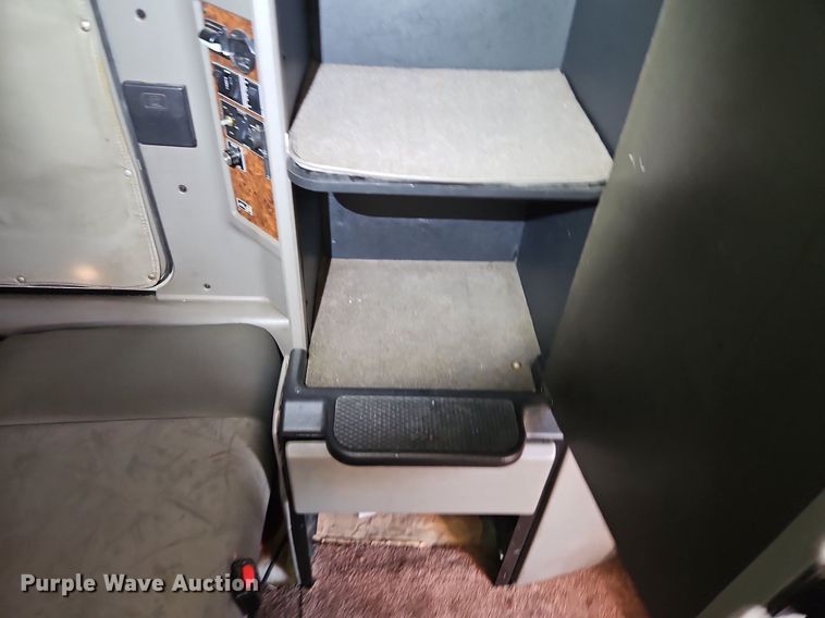 image for item DP2411 2007 Kenworth T600  semi truck