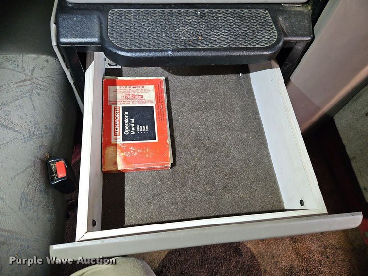 image for item DP2411 2007 Kenworth T600  semi truck