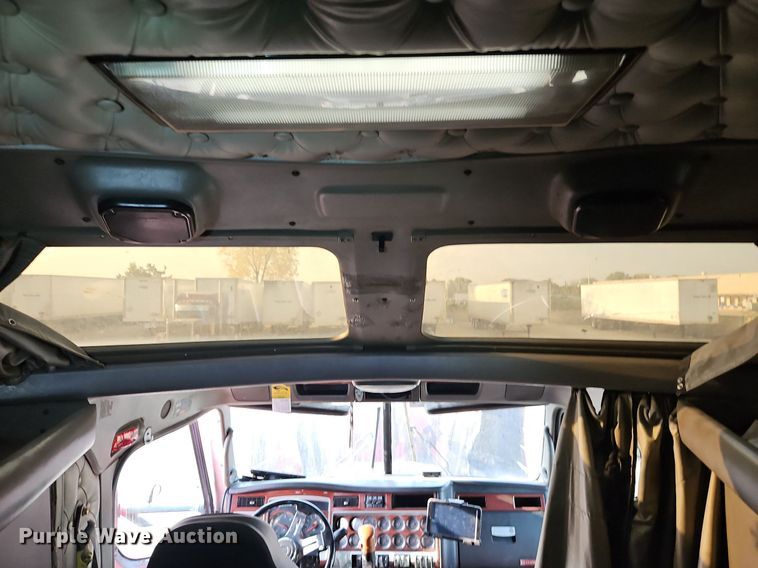 image for item DP2411 2007 Kenworth T600  semi truck