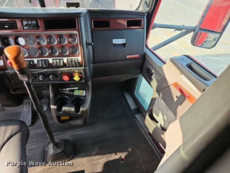 image for item DP2411 2007 Kenworth T600  semi truck