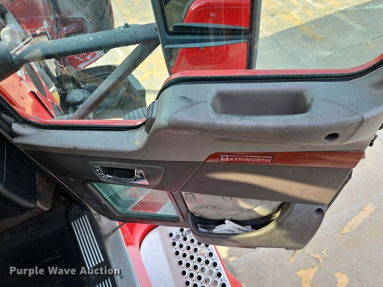 image for item DP2411 2007 Kenworth T600  semi truck