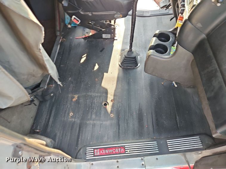 image for item DP2411 2007 Kenworth T600  semi truck