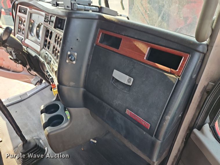 image for item DP2411 2007 Kenworth T600  semi truck