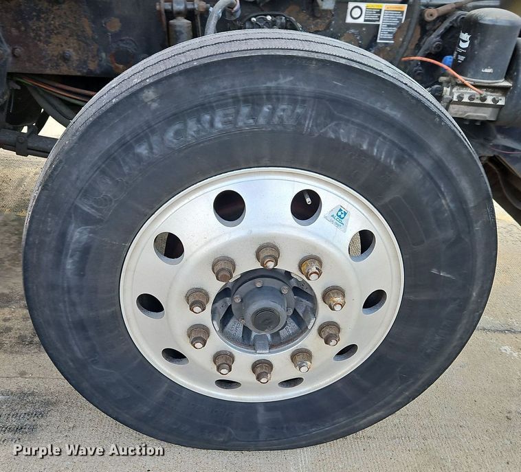 image for item DP2411 2007 Kenworth T600  semi truck