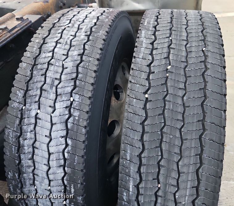 image for item DP2411 2007 Kenworth T600  semi truck