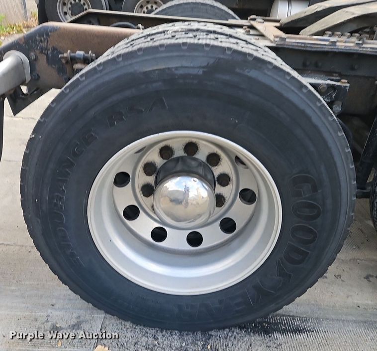 image for item DP2411 2007 Kenworth T600  semi truck