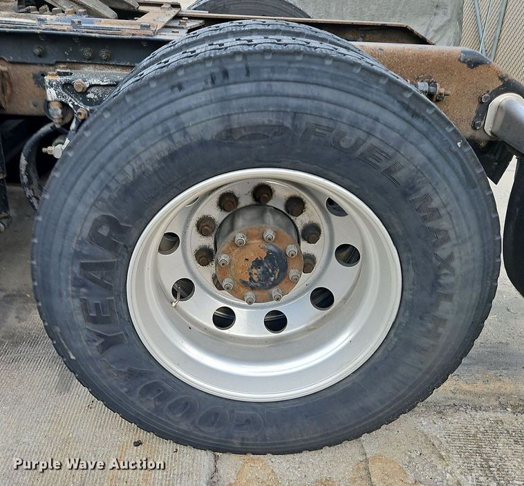 image for item DP2411 2007 Kenworth T600  semi truck