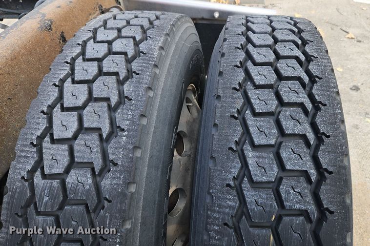 image for item DP2411 2007 Kenworth T600  semi truck