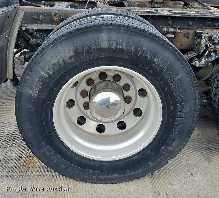 image for item DP2411 2007 Kenworth T600  semi truck