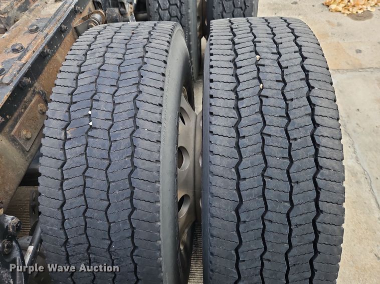 image for item DP2411 2007 Kenworth T600  semi truck