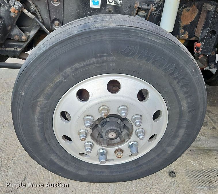 image for item DP2411 2007 Kenworth T600  semi truck