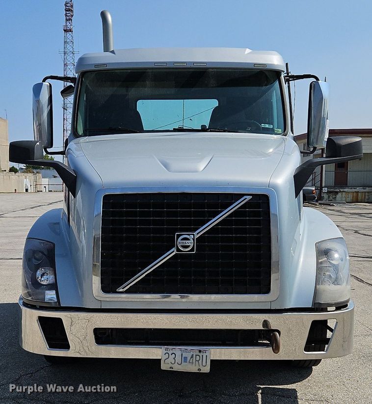 image for item DP2418 2015 Volvo VN  semi truck