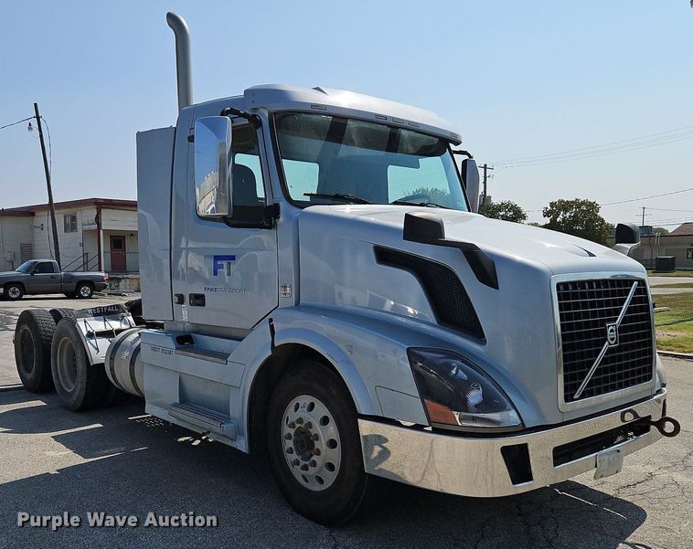 image for item DP2418 2015 Volvo VN  semi truck