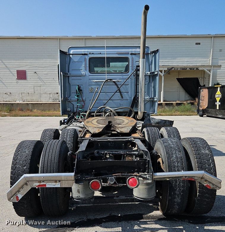 image for item DP2418 2015 Volvo VN  semi truck