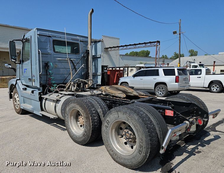 image for item DP2418 2015 Volvo VN  semi truck