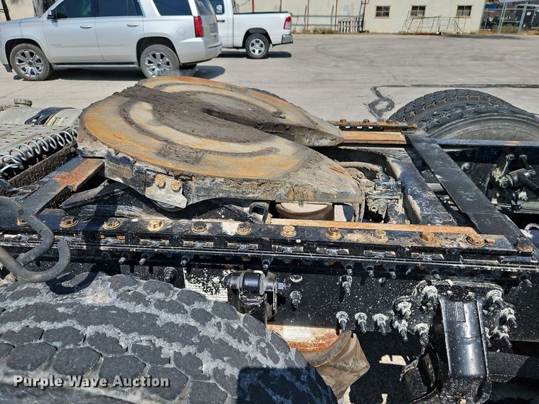 image for item DP2418 2015 Volvo VN  semi truck