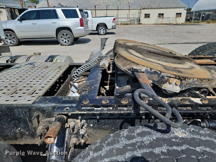 image for item DP2418 2015 Volvo VN  semi truck