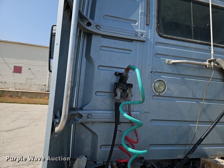 image for item DP2418 2015 Volvo VN  semi truck