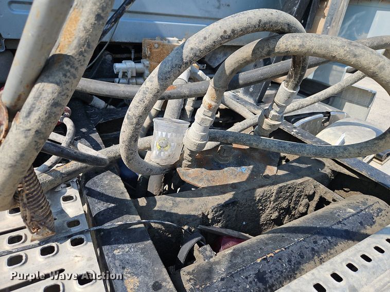 image for item DP2418 2015 Volvo VN  semi truck