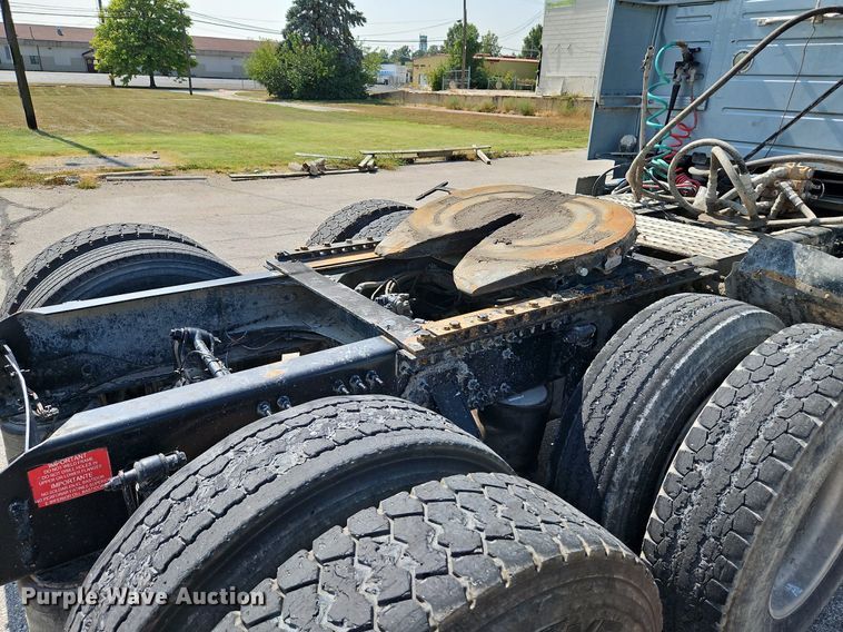 image for item DP2418 2015 Volvo VN  semi truck