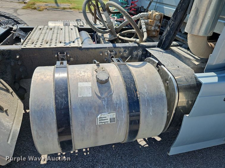 image for item DP2418 2015 Volvo VN  semi truck