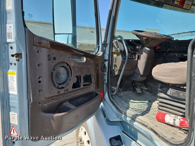 image for item DP2418 2015 Volvo VN  semi truck