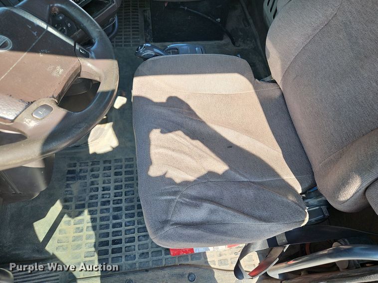 image for item DP2418 2015 Volvo VN  semi truck