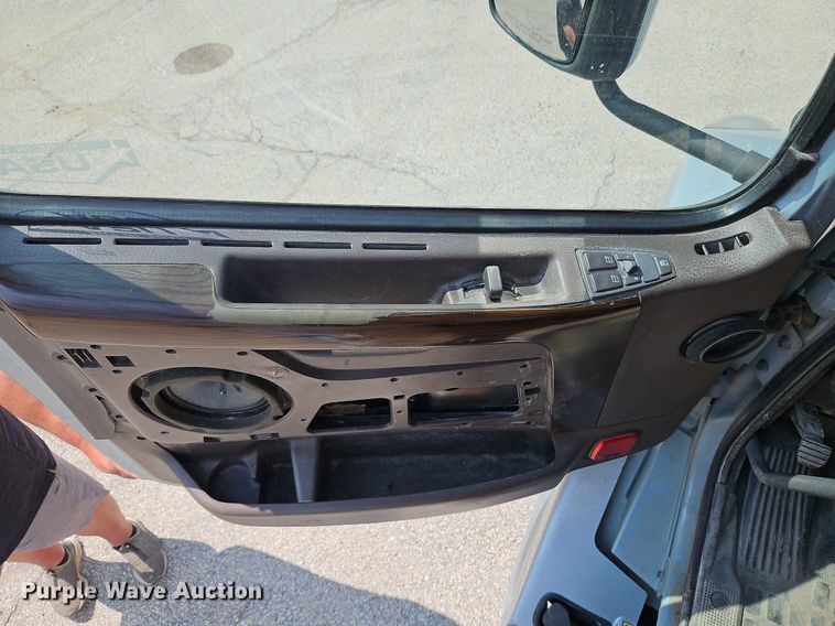 image for item DP2418 2015 Volvo VN  semi truck