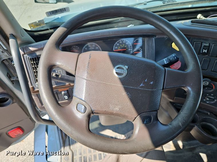 image for item DP2418 2015 Volvo VN  semi truck