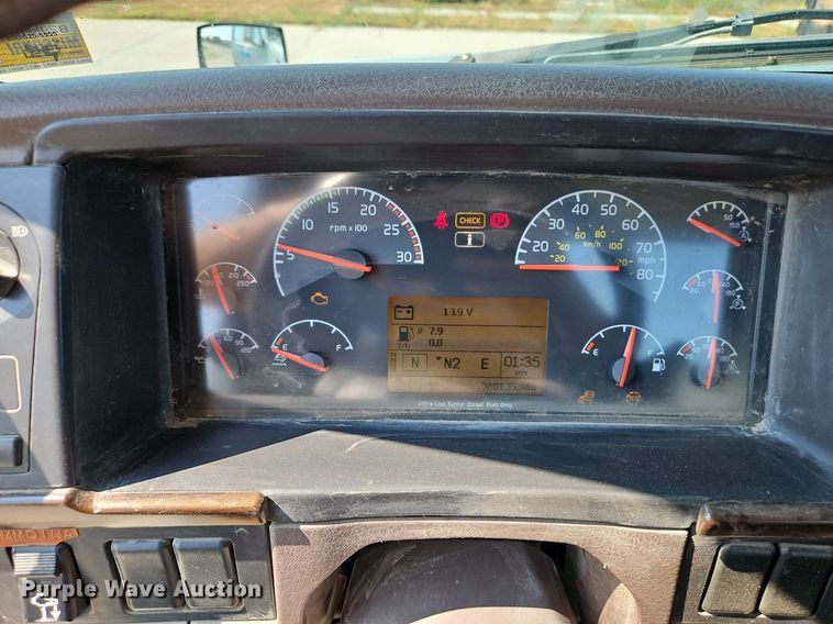 image for item DP2418 2015 Volvo VN  semi truck