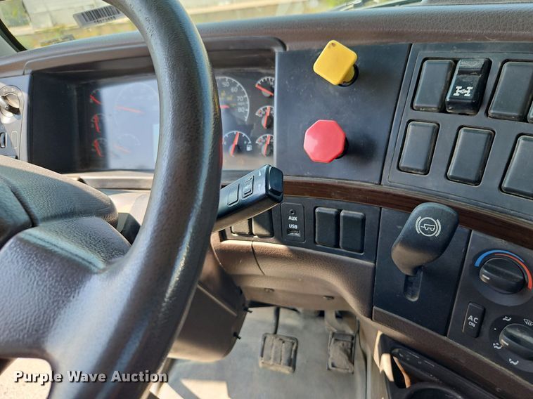 image for item DP2418 2015 Volvo VN  semi truck