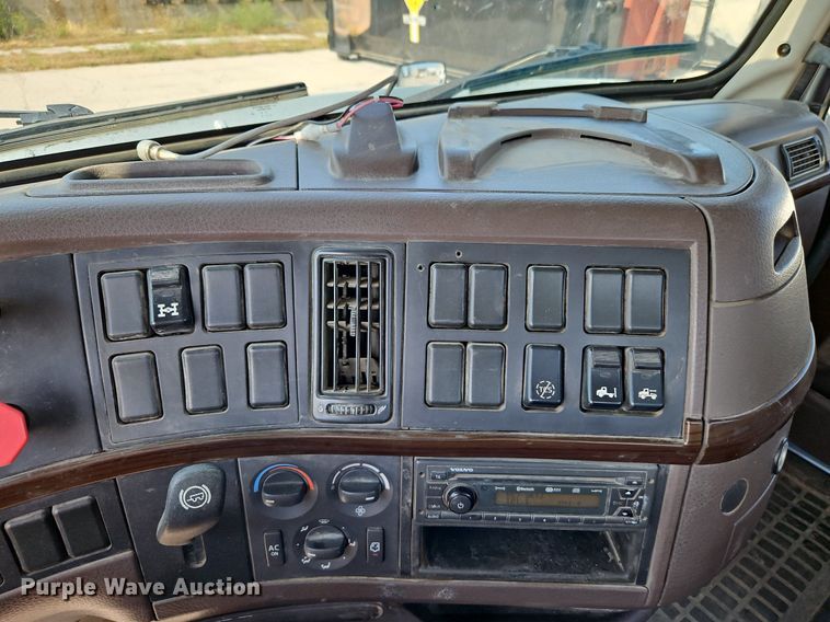 image for item DP2418 2015 Volvo VN  semi truck