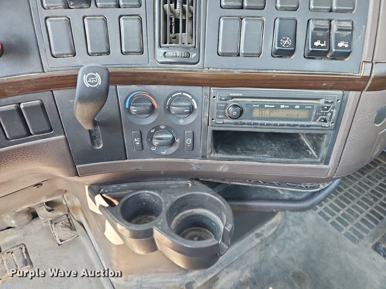 image for item DP2418 2015 Volvo VN  semi truck