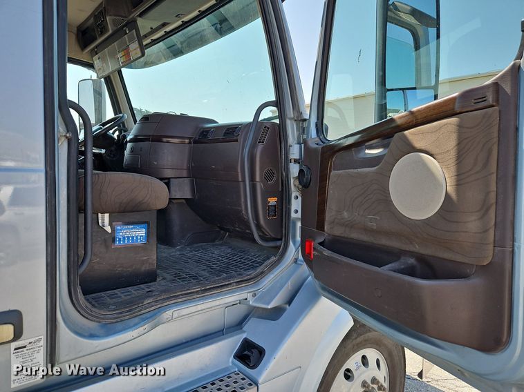 image for item DP2418 2015 Volvo VN  semi truck