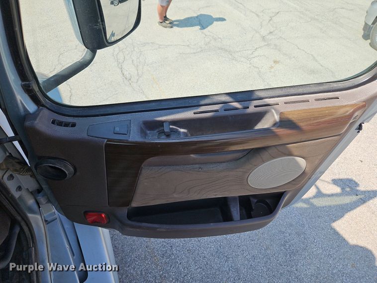 image for item DP2418 2015 Volvo VN  semi truck