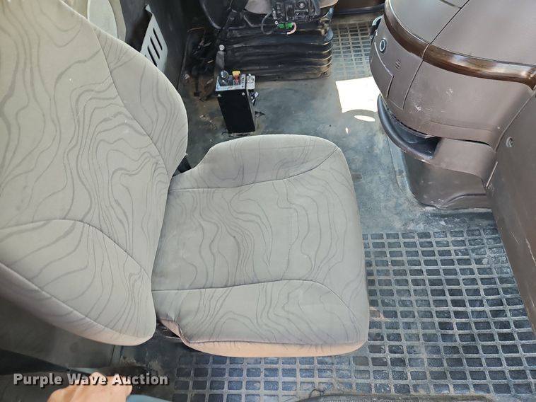 image for item DP2418 2015 Volvo VN  semi truck