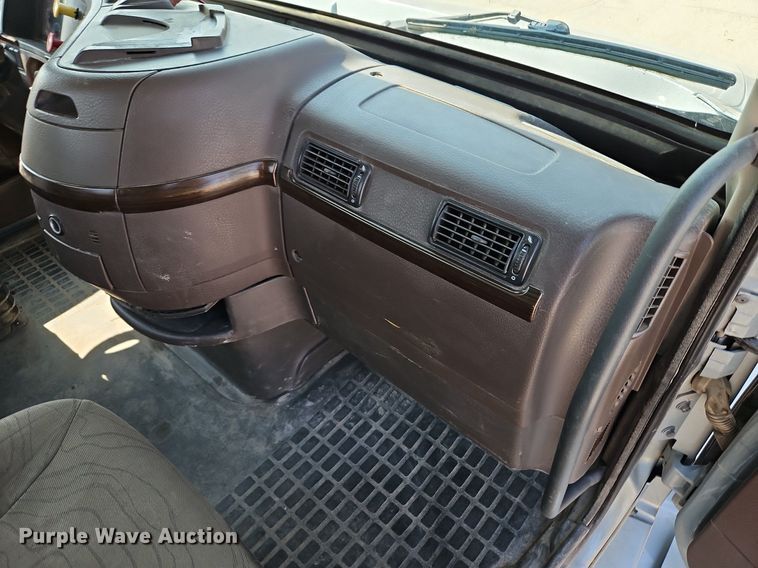 image for item DP2418 2015 Volvo VN  semi truck