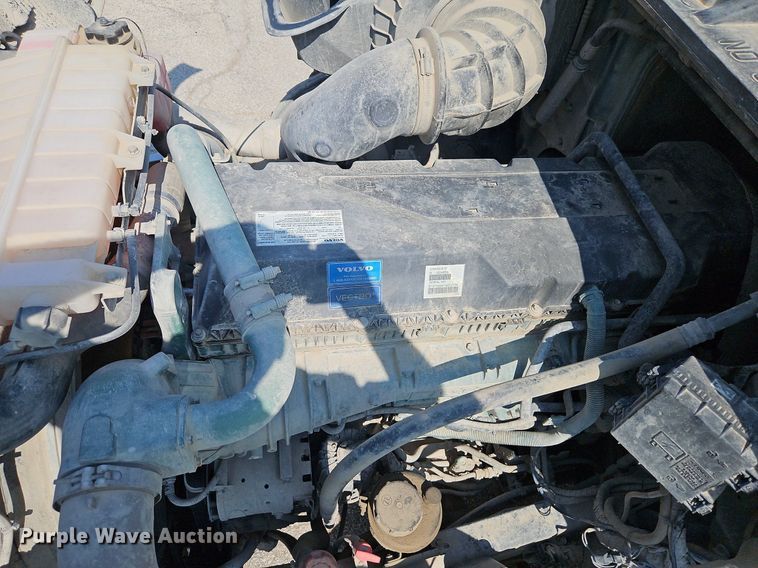 image for item DP2418 2015 Volvo VN  semi truck