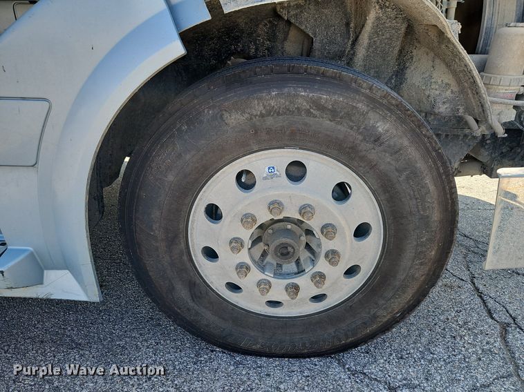 image for item DP2418 2015 Volvo VN  semi truck