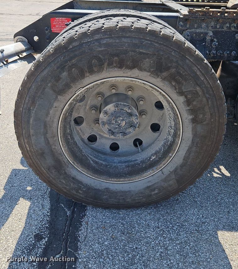 image for item DP2418 2015 Volvo VN  semi truck