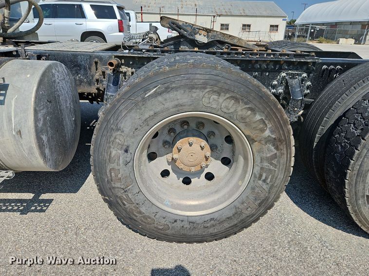 image for item DP2418 2015 Volvo VN  semi truck