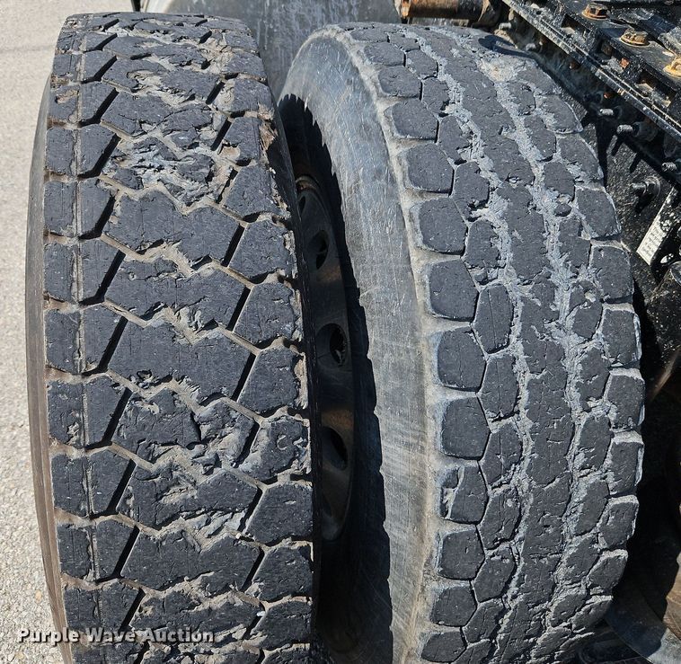 image for item DP2418 2015 Volvo VN  semi truck