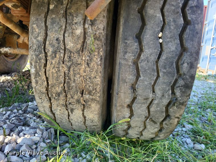 image for item DP5241 2003 G & H 1700/1500  roll-off container trailer