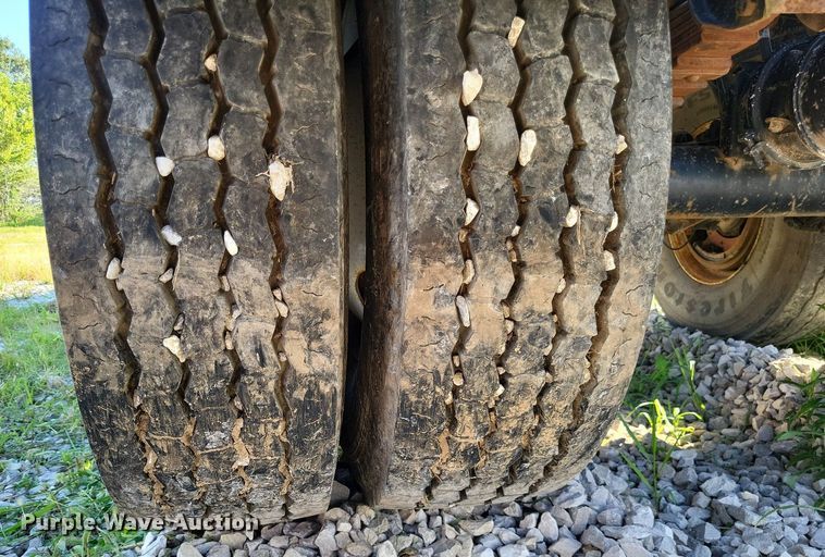 image for item DP5241 2003 G & H 1700/1500  roll-off container trailer